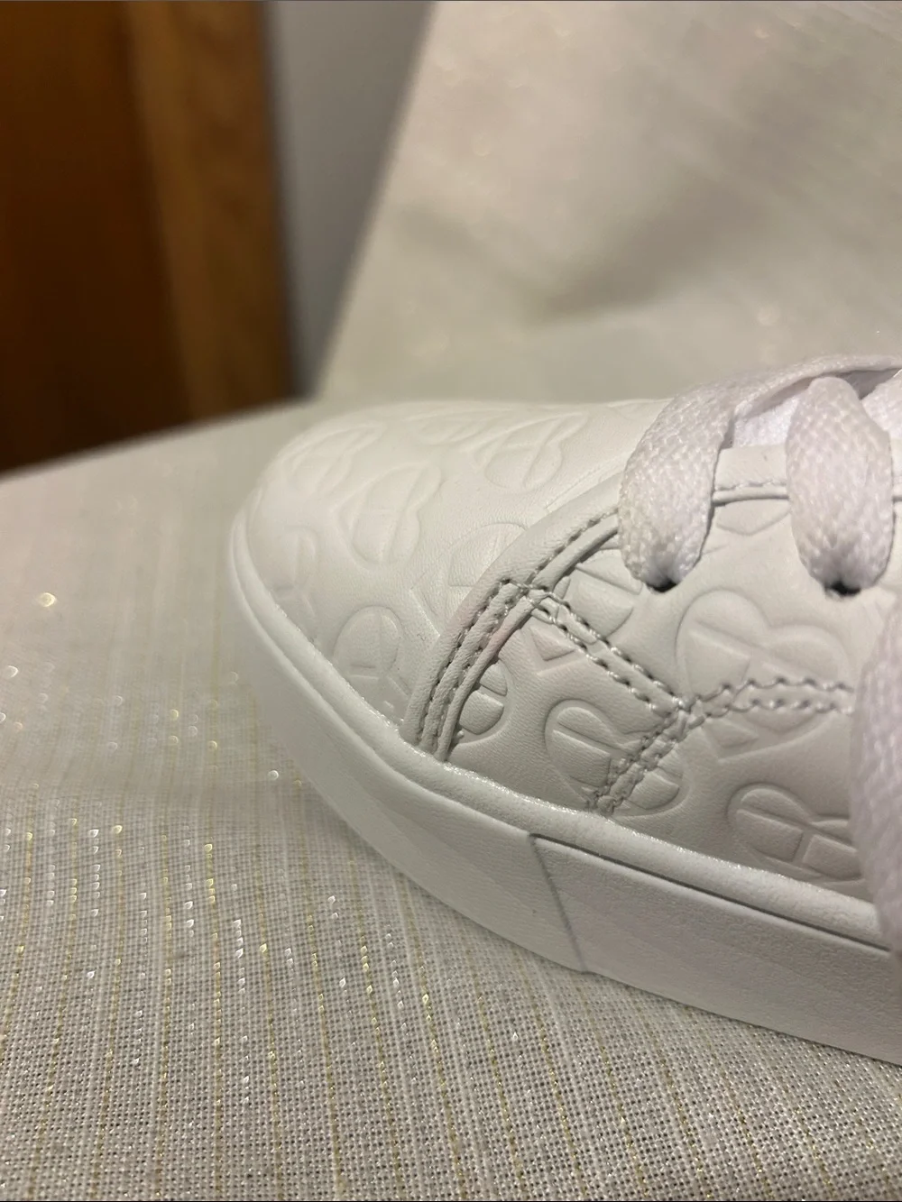 Tommy Hilfiger Girls Size 2 White Heart Logo Sneakers